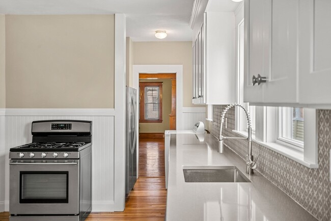 142 Oakland St, Unit 1 in Malden, MA - Building Photo - Building Photo