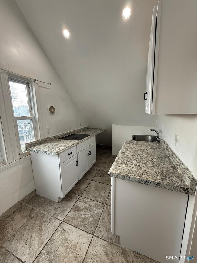 87-89-89 Astoria Ave in Bridgeport, CT - Building Photo - Building Photo