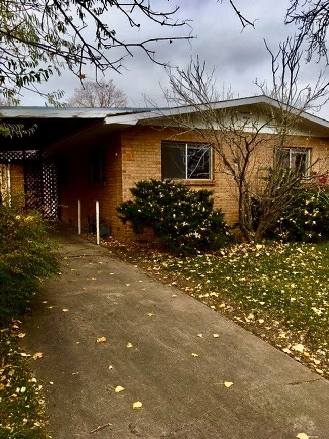 property at 1903 Oakwood Dr