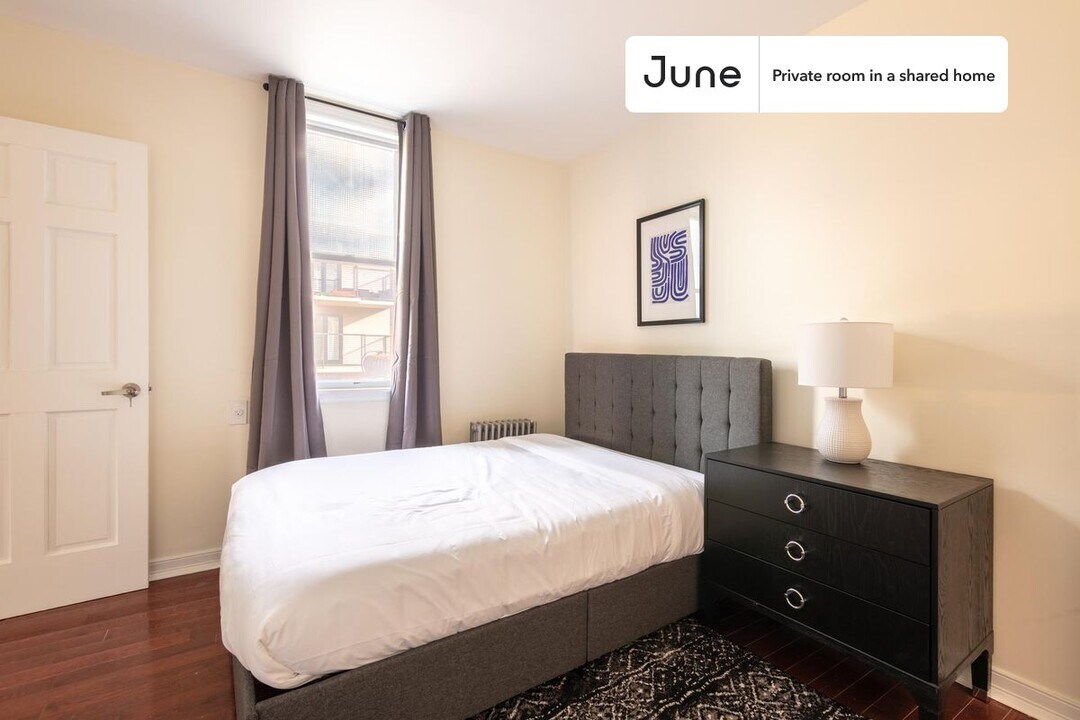Private bedroom in 3 bed/1 bath Home in New York, NY - Building Photo