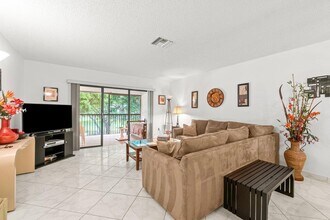 30 Stratford Ln W in Boynton Beach, FL - Building Photo - Building Photo