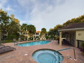85 Silver Oaks Cir, Unit 6102 in Naples, FL - Foto de edificio - Building Photo