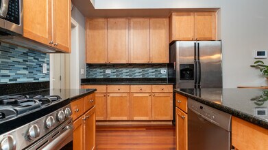 1056 W Lawrence Ave in Chicago, IL - Building Photo - Building Photo