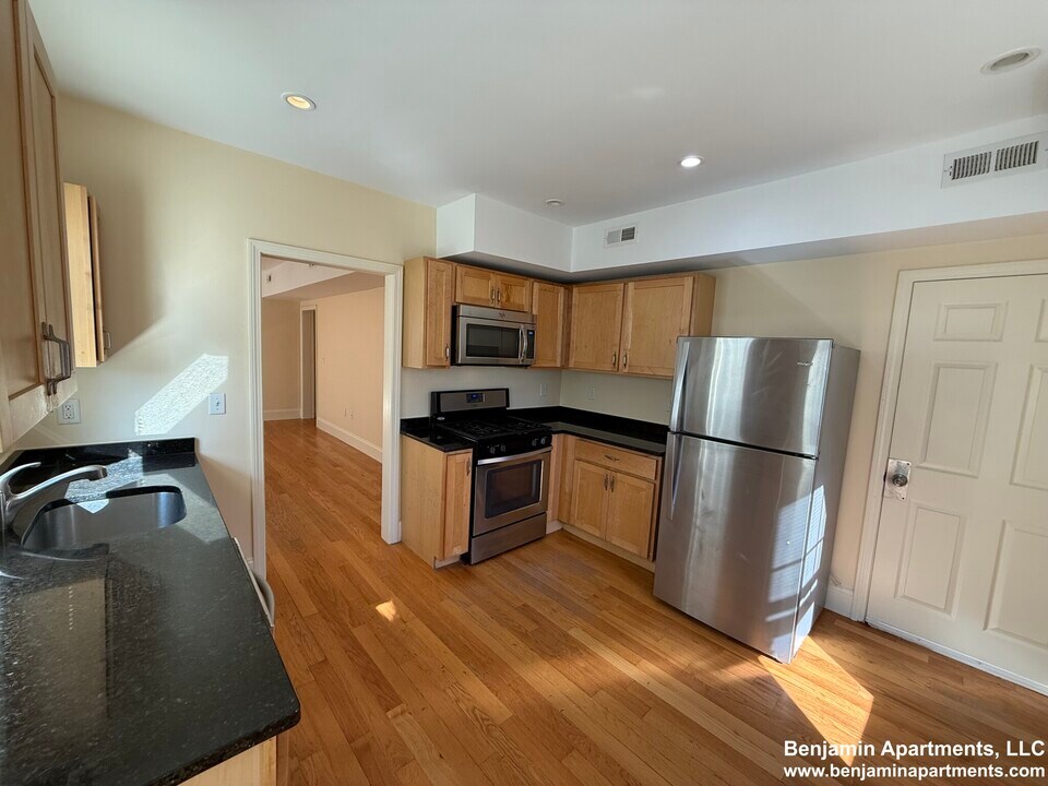 94 Brook St, Unit 2 in Brookline, MA - Foto de edificio