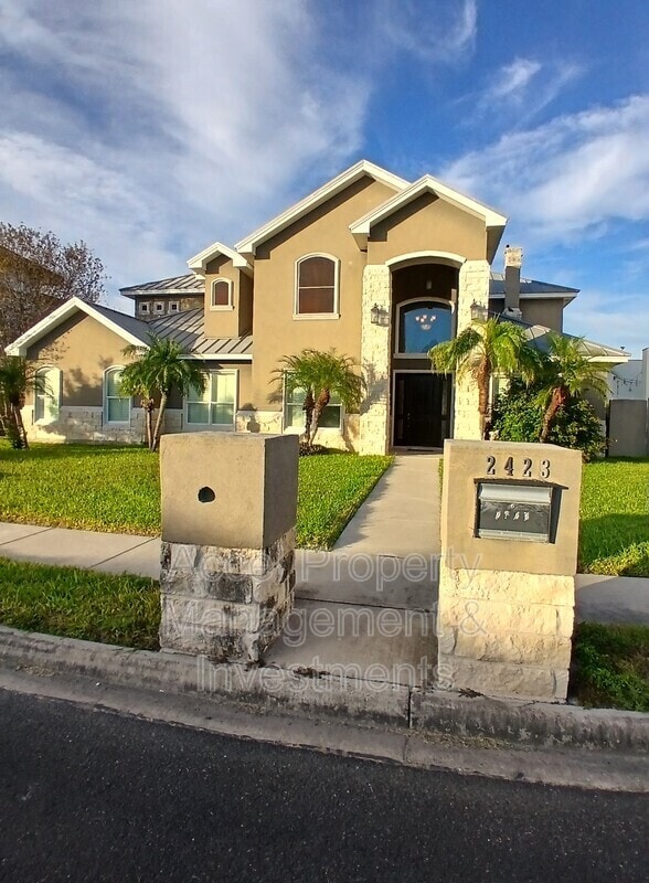 property at 2423 W Hampton Ave