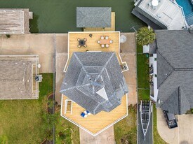 164 Bora Bora Dr in Tiki Island, TX - Building Photo