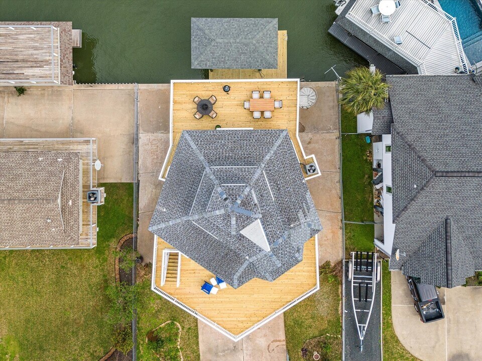 164 Bora Bora Dr in Tiki Island, TX - Building Photo