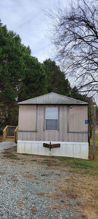 649 Trollingwood Hawfields Rd in Mebane, NC - Building Photo