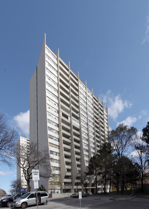 Jane Oaks Apartments in Toronto, ON - Building Photo