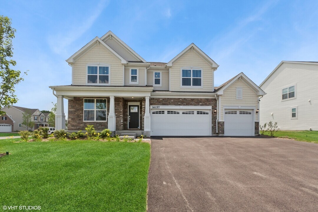 16157 S Crossing Dr in Plainfield, IL - Building Photo