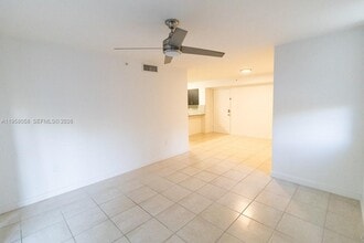 4440 NW 107th Ave in Doral, FL - Foto de edificio - Building Photo