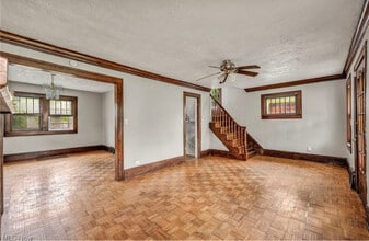 955 Dresden Rd in Cleveland Heights, OH - Foto de edificio - Building Photo