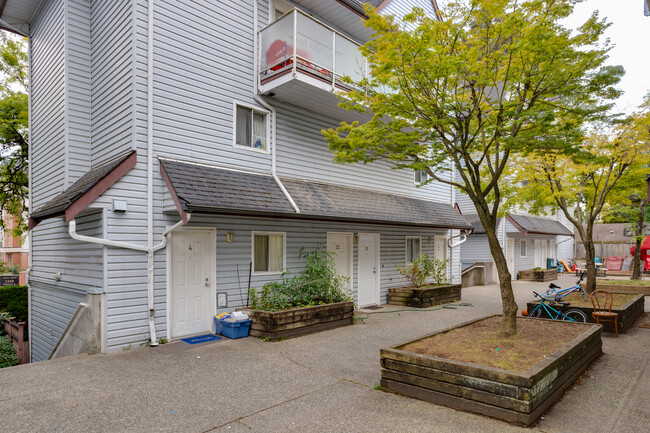 2275 Shaughnessy St in Port Coquitlam, BC - Building Photo - Building Photo