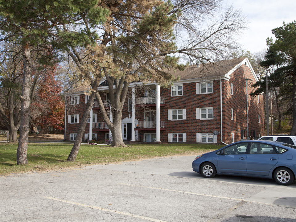 Windsor Apartments in Windsor Heights, IA - Building Photo