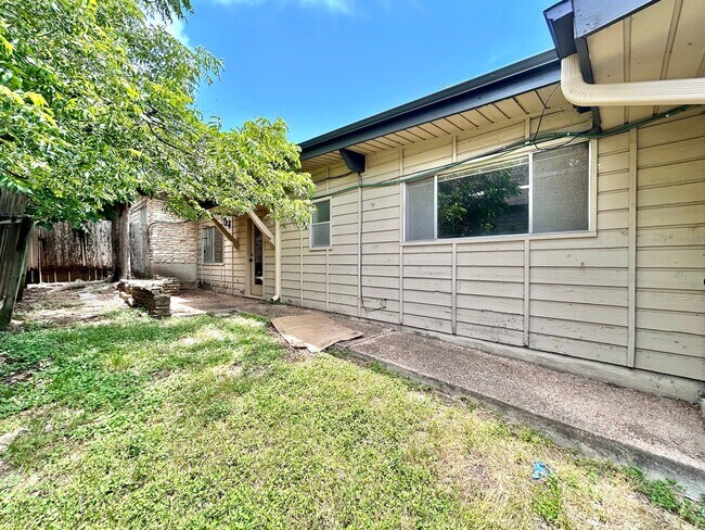 8711 Westover Club Dr in Austin, TX - Building Photo - Building Photo