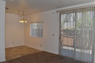 34 Manchester Ln in Fairfield, CA - Foto de edificio - Building Photo