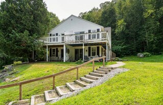 33 village plaza Rd in Plymouth, NH - Building Photo