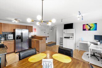 708 W Bittersweet Pl in Chicago, IL - Building Photo - Building Photo