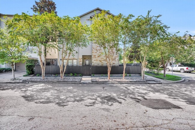 2101 Elmen St in Houston, TX - Building Photo - Building Photo