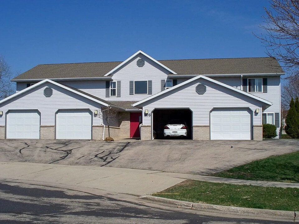 904 Whispering Way, Unit C in Cottage Grove, WI - Foto de edificio