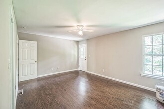 2045 Baker Rd NW in Atlanta, GA - Foto de edificio - Building Photo