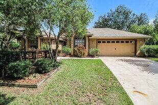 4661 Marsh Harbor Dr in Tavares, FL - Building Photo