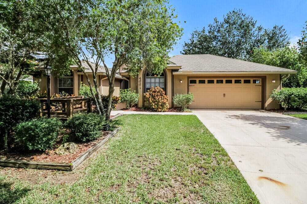 4661 Marsh Harbor Dr in Tavares, FL - Building Photo