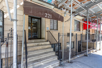 221 E 82nd St in New York, NY - Foto de edificio - Building Photo