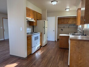 806 W 6th Ave in Selah, WA - Building Photo - Building Photo