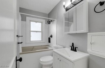 3363 E 102nd St, Unit 2 in Cleveland, OH - Building Photo - Building Photo