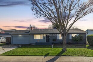 218 E Longview Ave in Stockton, CA - Building Photo