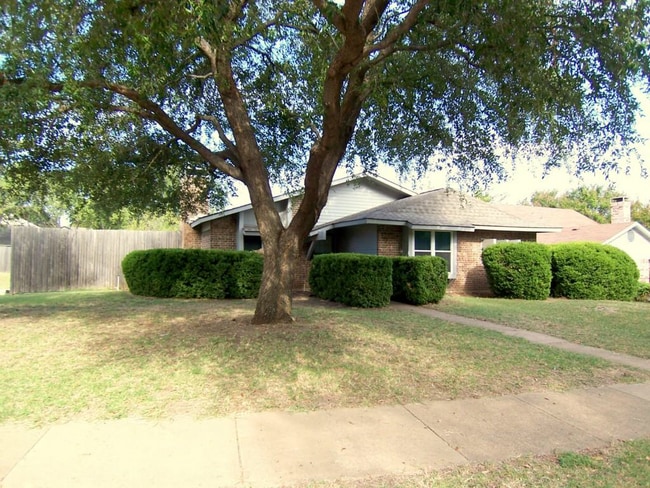 1485 Larchmont Dr in Plano, TX - Foto de edificio - Building Photo