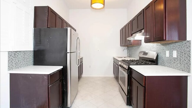 574 Eastern Pky in Brooklyn, NY - Building Photo - Building Photo