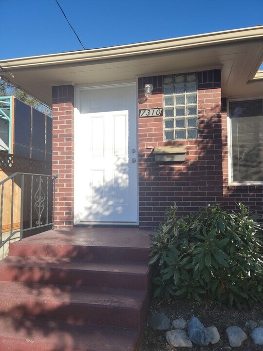7310 24th Ave NW in Seattle, WA - Building Photo