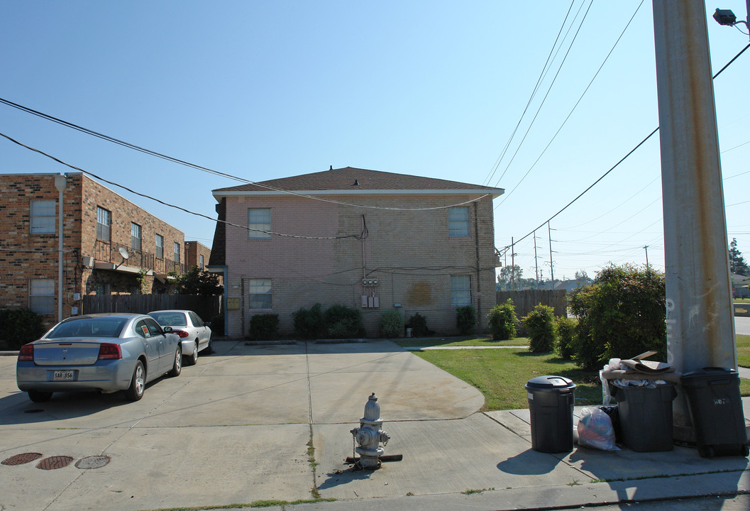 2105 Giuffrias Ave in Metairie, LA - Building Photo