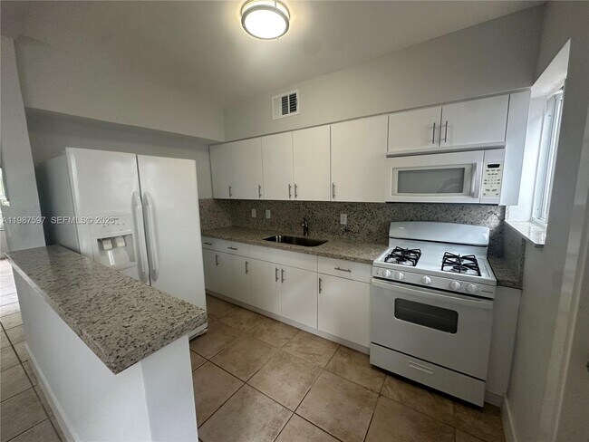 8125 Hawthorne Ave in Miami Beach, FL - Building Photo - Building Photo