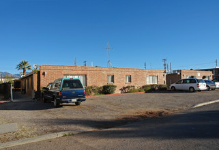 Sundance Apartments in Tucson, AZ - Building Photo - Building Photo