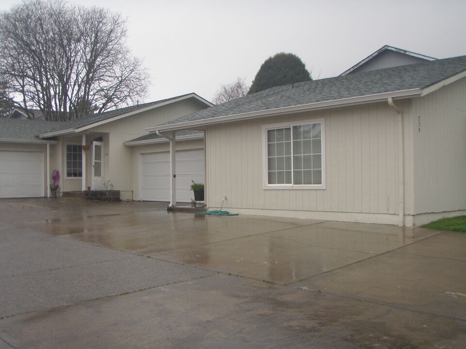 237-239 Cypress St in Brookings, OR - Building Photo