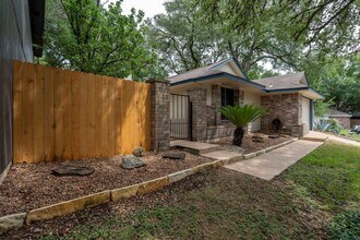 1709 Whitney Way in Austin, TX - Foto de edificio - Building Photo