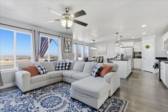 4928 W Yellow Topaz Dr in Herriman, UT - Building Photo - Building Photo