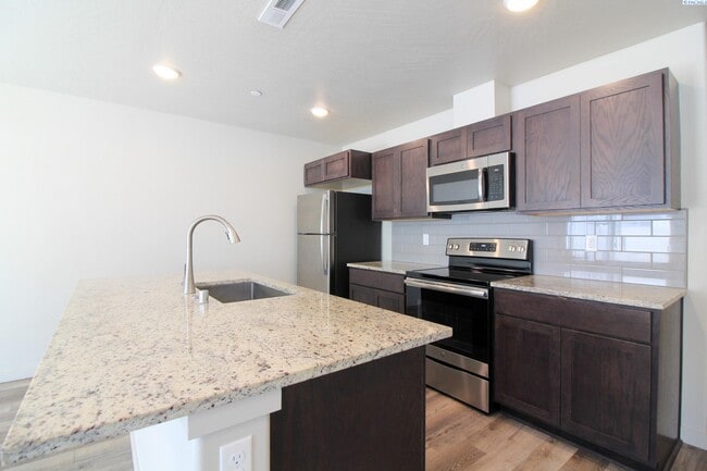 5747 W Albany Pl in Kennewick, WA - Building Photo - Building Photo