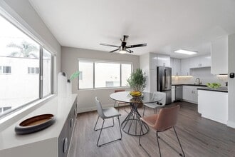 Oasis Apartments in Burbank, CA - Building Photo - Building Photo