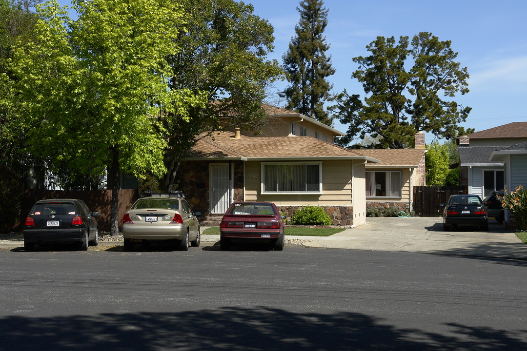 1507-1509 Hawes Ct in Redwood City, CA - Building Photo