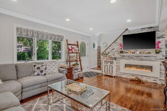 8 Paynes Ln in East Quogue, NY - Building Photo - Building Photo