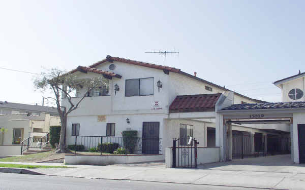 13103 Roselle Ave in Hawthorne, CA - Foto de edificio