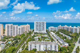 Casa del Mar in Key Biscayne, FL - Building Photo - Building Photo