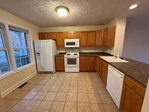 825 Oak Tree Blvd NW in Christiansburg, VA - Foto de edificio - Building Photo