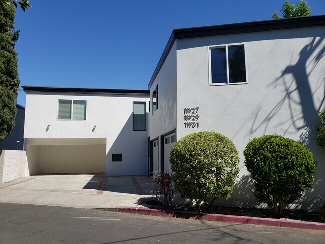11927 Laurelwood Dr in Studio City, CA - Building Photo - Building Photo