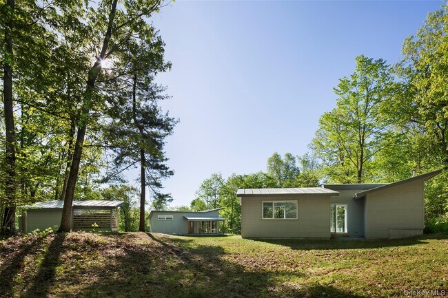 425 Lake Dr in Rhinebeck, NY - Building Photo - Building Photo