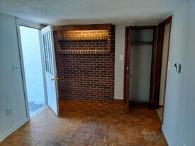 326 S Center St in Windsor Locks, CT - Building Photo